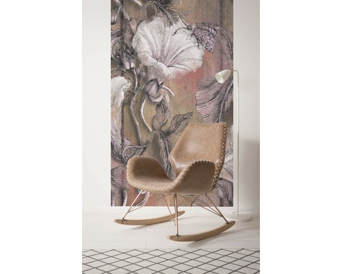 Dekorative Tapete mit Blumenmuster hinter einem Schaukelstuhl