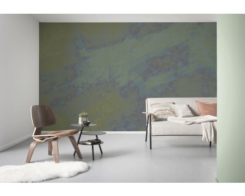 Wohnzimmer mit gemusterter Tapete, Sessel und Sofa