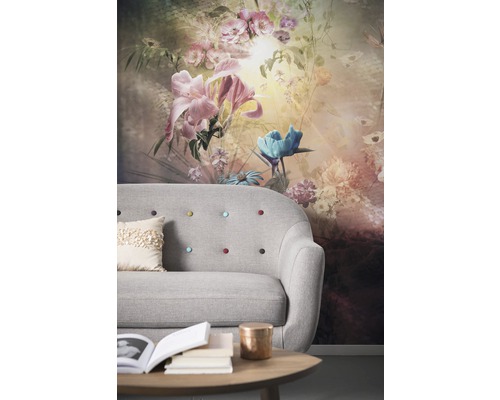 Dekorative Wohnszene mit floraler Tapete und grauem Sofa