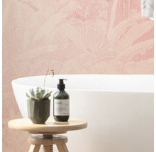 Badezimmer mit rosa gemusterter Tapete, Badewanne, Sukkulente und Lotion auf einem Hocker