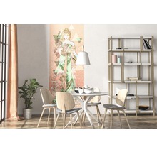 Helles Esszimmer mit Esstisch, Stühlen, Regal und Wandbild