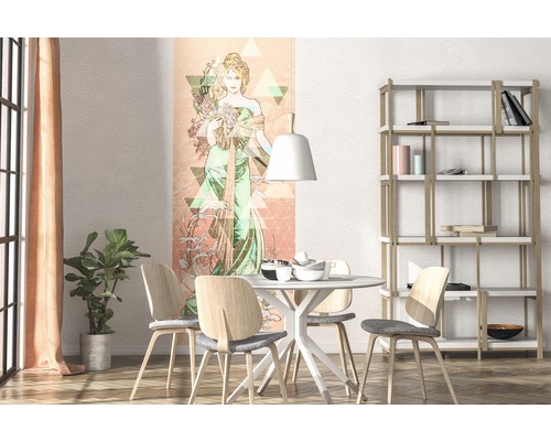 Helles Esszimmer mit Esstisch, Stühlen, Regal und Wandbild