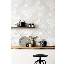 Dekorative Wandgestaltung mit geometrischen Fliesenmustern, Holzregalen und Küchendekoration