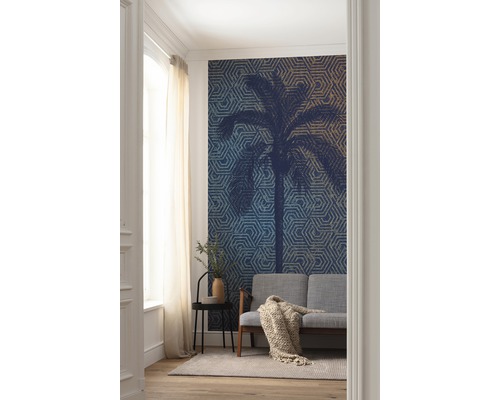 Wohnzimmer mit Fototapete mit Palmenmotiv, Sofa und Beistelltisch.