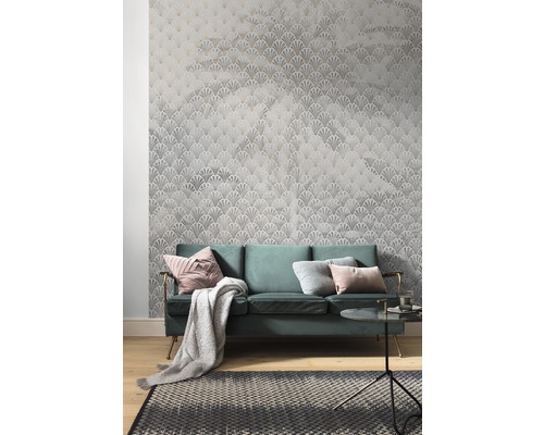 Wohnzimmer mit gemusterter Tapete, Sofa, Teppich und Beistelltisch