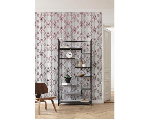 Raumansicht mit gemusterter Tapete, Regal und Stuhl