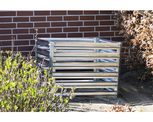 Komposter aus Metall im Garten