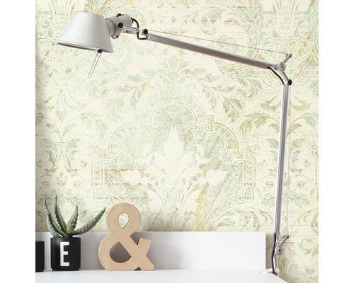Dekorative Tapete mit floralem Muster hinter einer Schreibtischlampe