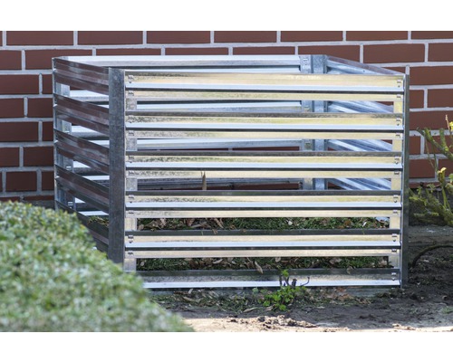 Komposter aus Metalllatten im Garten