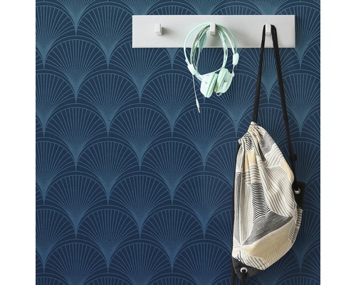 Blau gemusterte Tapete mit Garderobe, Kopfhörern und Stoffbeutel
