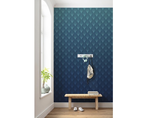 Flur mit gemusterter Tapete, Bank und Garderobe