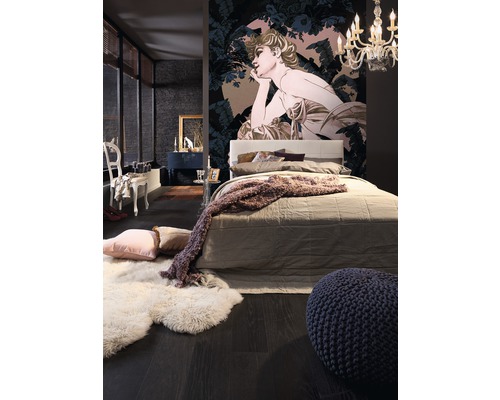 Schlafzimmer mit Doppelbett, Teppich und gemusterter Tapete