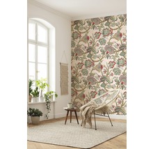 Wohnzimmer mit gemusterter Tapete, Sessel und Teppich