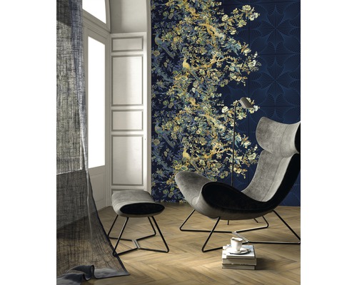 Wohnzimmer mit Sessel, Hocker und Wandtapete mit floralem Muster und Vogelmotiven.