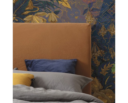 Schlafzimmer mit gepolstertem Kopfteil, Kissen und floraler Tapete