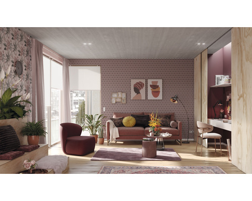 Wohnzimmer mit Sofa, Sessel, Teppich und verschiedenen Dekorationsgegenständen