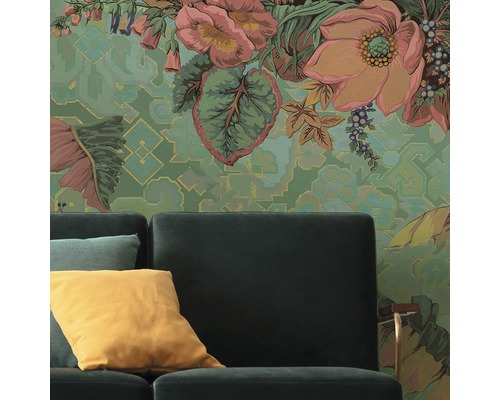 Detailansicht einer floral gemusterten Tapete im Wohnraum