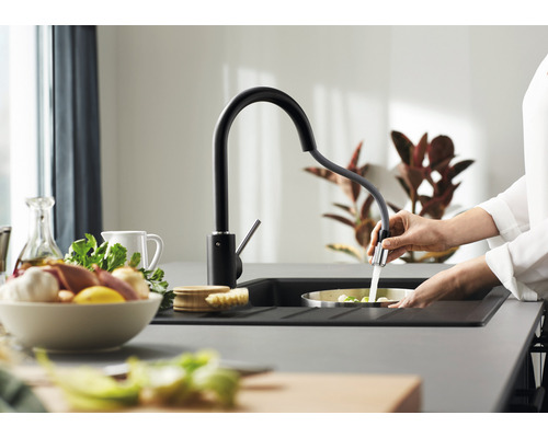 Schwarze Küchenarmatur mit Schlauch in einem modernen Küchendesign.
