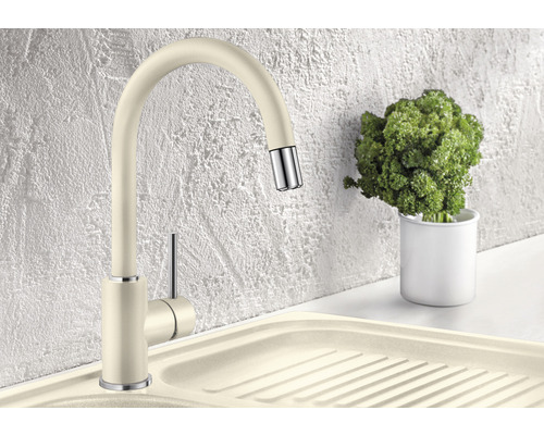 Küchenarmatur in neutralem Farbton mit schwenkbarem Auslauf und Spüle