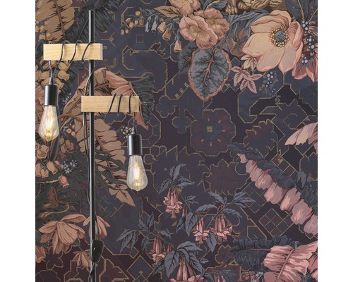 Stehlampe und eine floral gemusterte Tapete in einem Raum