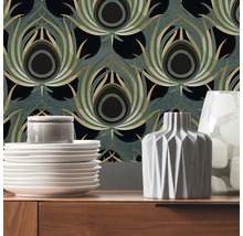 Dekoratives Wohnambiente mit floral gemusterter Tapete im Art-Déco-Stil, Geschirr und Vasen