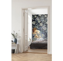 Schlafzimmer mit Wandbildtapete und Holzboden