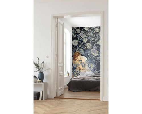 Schlafzimmer mit Wandbildtapete und Holzboden