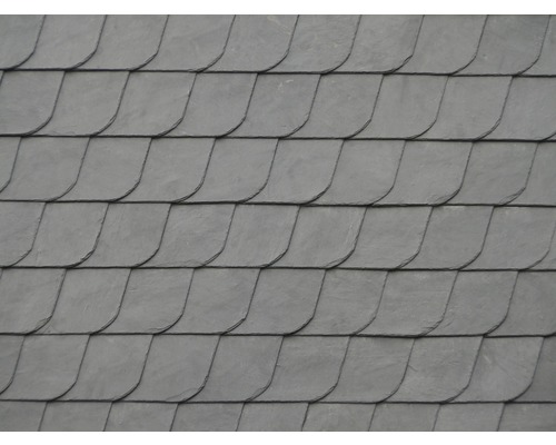 Nahaufnahme einer Dachdeckung mit Schiefer im Biberschwanzstil