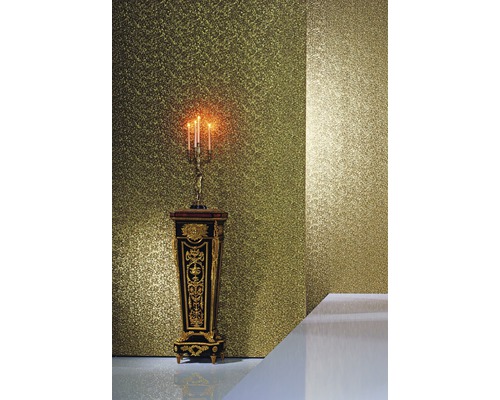 Szene mit gemusterter Tapete und dekorativem Säulentisch mit Kerzenständer