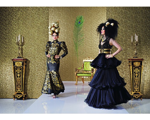 Interieur mit zwei Frauen in Abendkleidern vor einer goldenen Wand