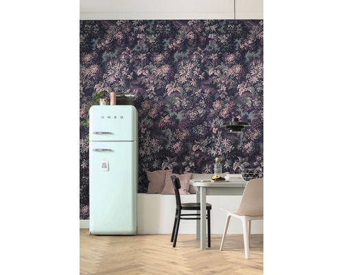 Raumansicht mit floraler Tapete, Esstisch und Kühlschrank