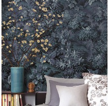 Tapete mit floralem Muster im Schlafzimmer mit blauer Vase