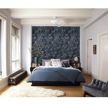 Schlafzimmer mit floraler Tapete, Bett und Teppich