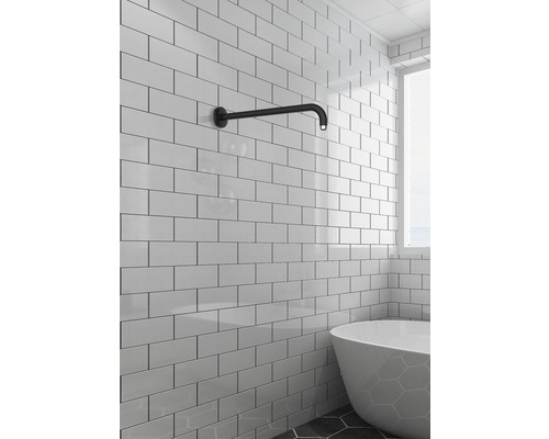 Badezimmer mit Metrofliesen, Badewanne und Duscharm