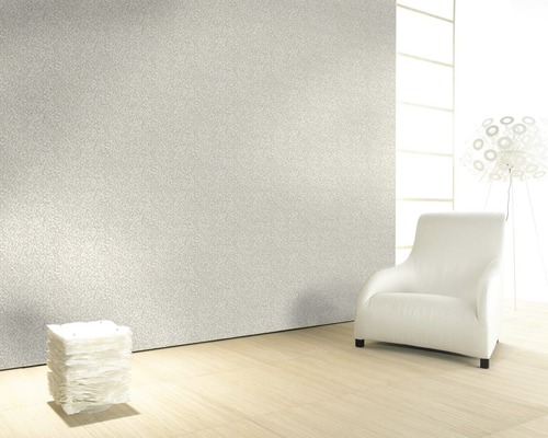 Heller Raum mit beiger Tapete, Sessel und Stehlampe