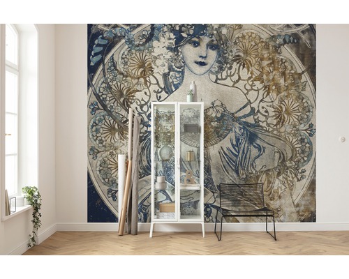 Zimmer mit Jugendstil-Fototapete, Glasschrank und Stuhl