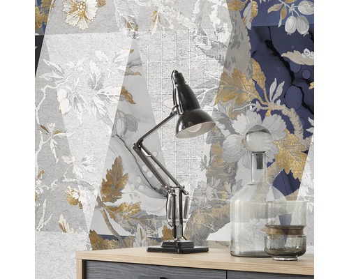 Dekorative Wand mit floralem Muster, Tischleuchte und Glasflasche für Wohnraumgestaltung