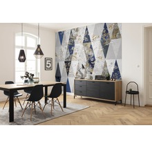 Wohnraum mit Esstisch, Stühlen, Sideboard und Tapete mit geometrischem Muster
