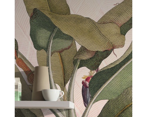 Detailaufnahme eines Raumes mit einer Tapete mit Bananenblattmuster, einem Regal, einem Krug und einer Tasse