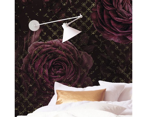 Schlafzimmer mit Rosenmuster Tapete, Bett und Lampe