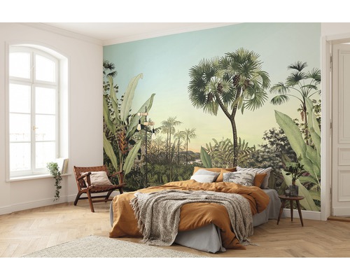 Schlafzimmer mit Fototapete mit Dschungelmotiven, Bett und Holzstuhl