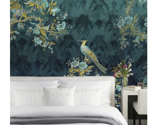 Schlafzimmer mit floraler Vogel-Tapete und weißem Bett