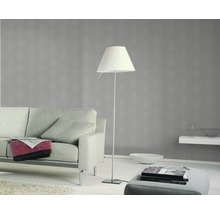 Wohnzimmer mit Sofa, Stehlampe und Wandgestaltung für ein gemütliches Ambiente