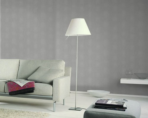 Wohnzimmer mit Sofa, Stehlampe und Wandgestaltung für ein gemütliches Ambiente