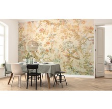 Esszimmer mit Esstisch, Stühlen und floraler Tapete