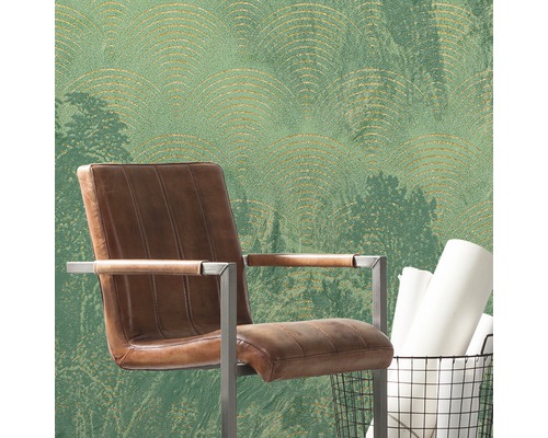 Zimmeransicht mit grüner Tapete, braunem Sessel und Papierkorb