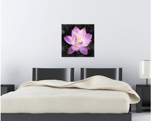 Gemälde einer blühenden Lotusblume im Schlafzimmer