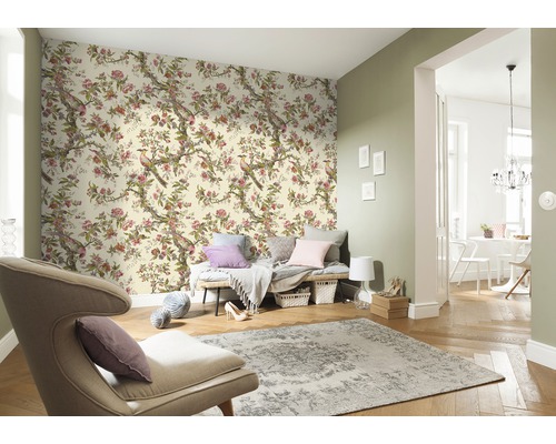 Wohnzimmer mit floraler Vogel-Tapete, Sessel und Teppich für ein helles und organisiertes Ambiente.