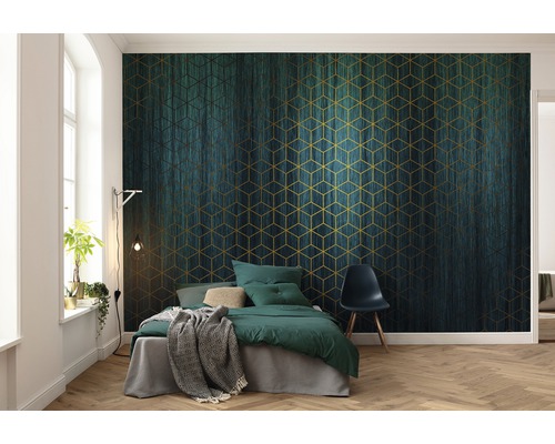 Schlafzimmer mit dunkel gemusterter Tapete und Bett