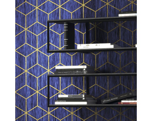 Regal mit Büchern vor einer Wand mit geometrischer Tapete